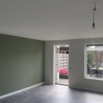 Plafond en wanden in twee kleuren gespoten. Afbeelding 1