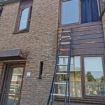 houtwerk buiten een nieuwe kleur gegeven. Afbeelding 1