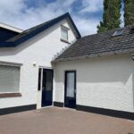 De gevel en kozijnen van dit woonhuis kunnen er weer een tijd tegenaan Afbeelding 1