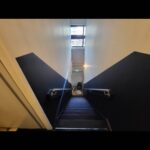 Betonnen trap + blauwe muren Afbeelding 1