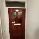 Twee binnentrappen, twee traphekjes, een voordeur en het deurkozijn Afbeelding 1